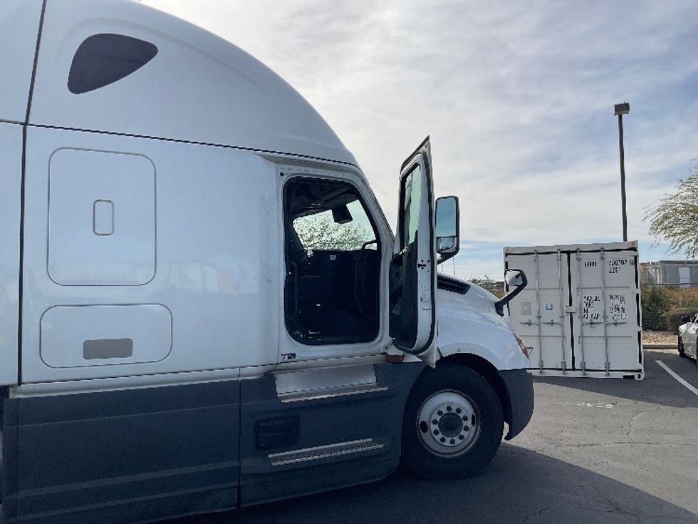 Sleeper Tractor-Heavy Duty Tractors-Freightliner-2023-T12664ST-Phoenix-AZ-658,219\n\t\tmiles-$ 61,000 - Image 13