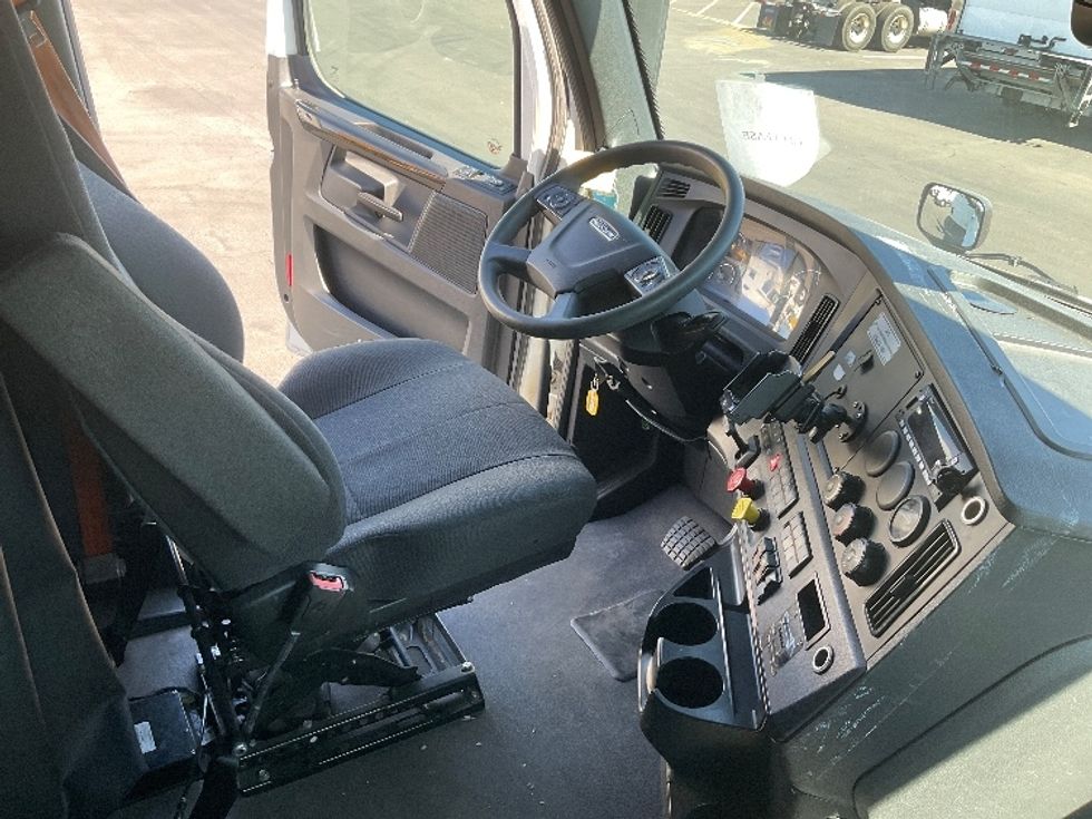 Sleeper Tractor-Heavy Duty Tractors-Freightliner-2023-T12664ST-Phoenix-AZ-658,219\n\t\tmiles-$ 61,000 - Image 15
