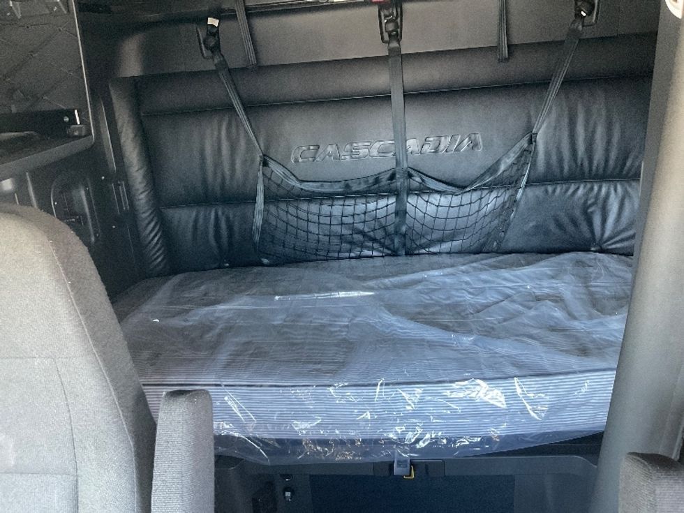 Sleeper Tractor-Heavy Duty Tractors-Freightliner-2023-T12664ST-Phoenix-AZ-658,219\n\t\tmiles-$ 61,000 - Image 16