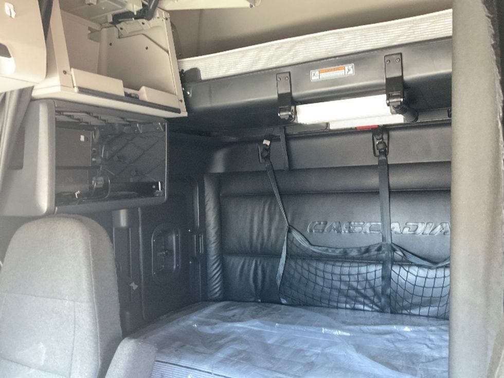 Sleeper Tractor-Heavy Duty Tractors-Freightliner-2023-T12664ST-Phoenix-AZ-658,219\n\t\tmiles-$ 61,000 - Image 19