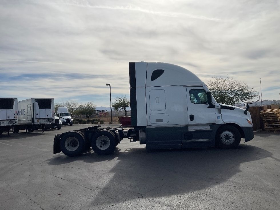 Sleeper Tractor-Heavy Duty Tractors-Freightliner-2023-T12664ST-Phoenix-AZ-658,219\n\t\tmiles-$ 61,000 - Image 8