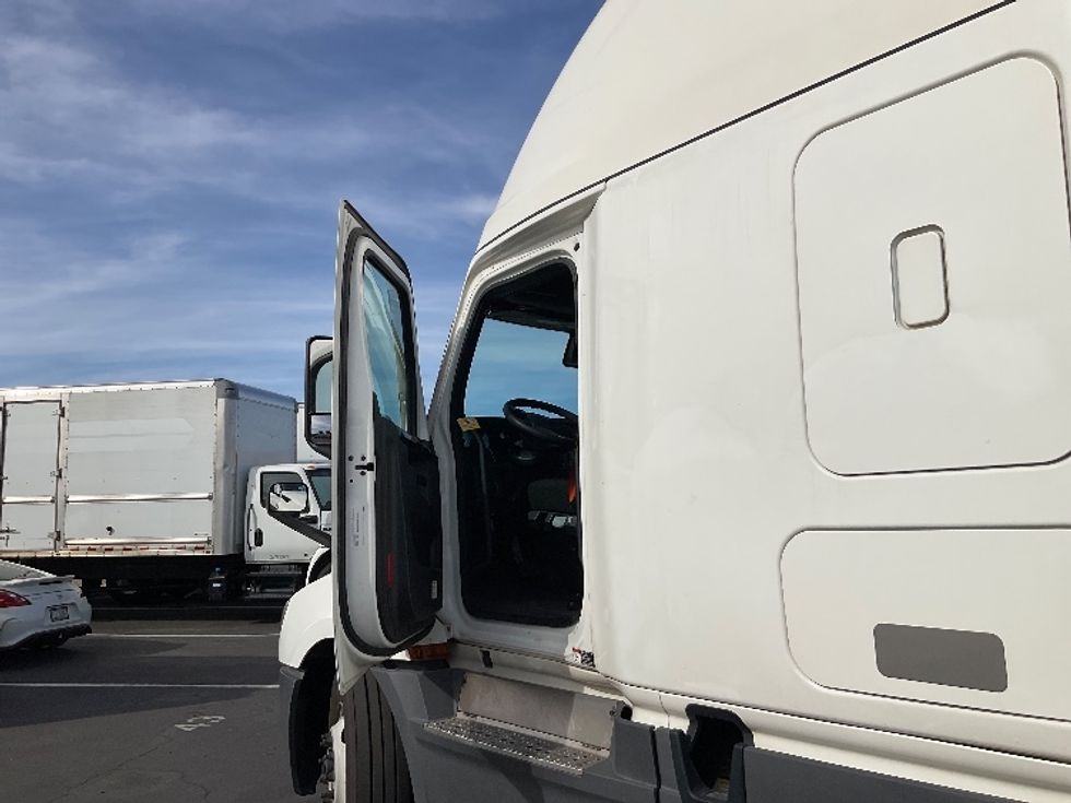 Sleeper Tractor-Heavy Duty Tractors-Freightliner-2023-T12664ST-Phoenix-AZ-658,219\n\t\tmiles-$ 61,000 - Image 9