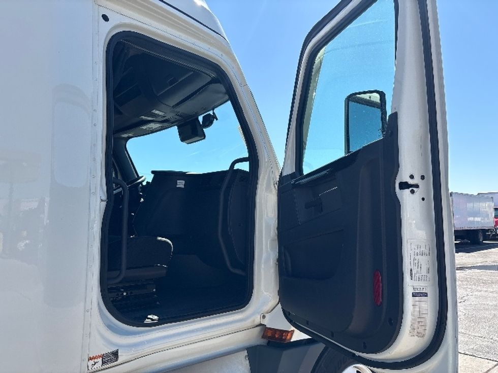 Sleeper Tractor-Heavy Duty Tractors-Freightliner-2023-T12664ST-Phoenix-AZ-665,722\n\t\tmiles-$ 60,250 - Image 13