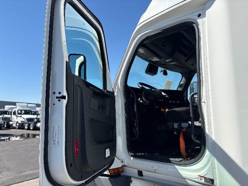 Sleeper Tractor-Heavy Duty Tractors-Freightliner-2023-T12664ST-Phoenix-AZ-665,722\n\t\tmiles-$ 60,250 - Image 9