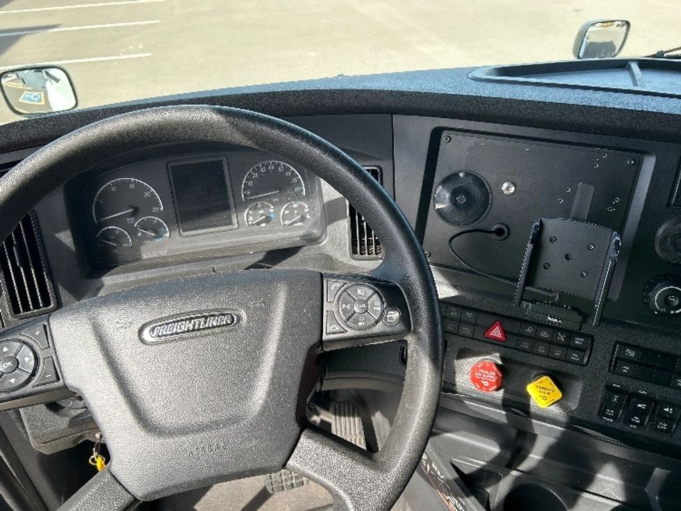 Sleeper Tractor-Heavy Duty Tractors-Freightliner-2023-T12664ST-Phoenix-AZ-748,364\n\t\tmiles-$ 51,750 - Image 11