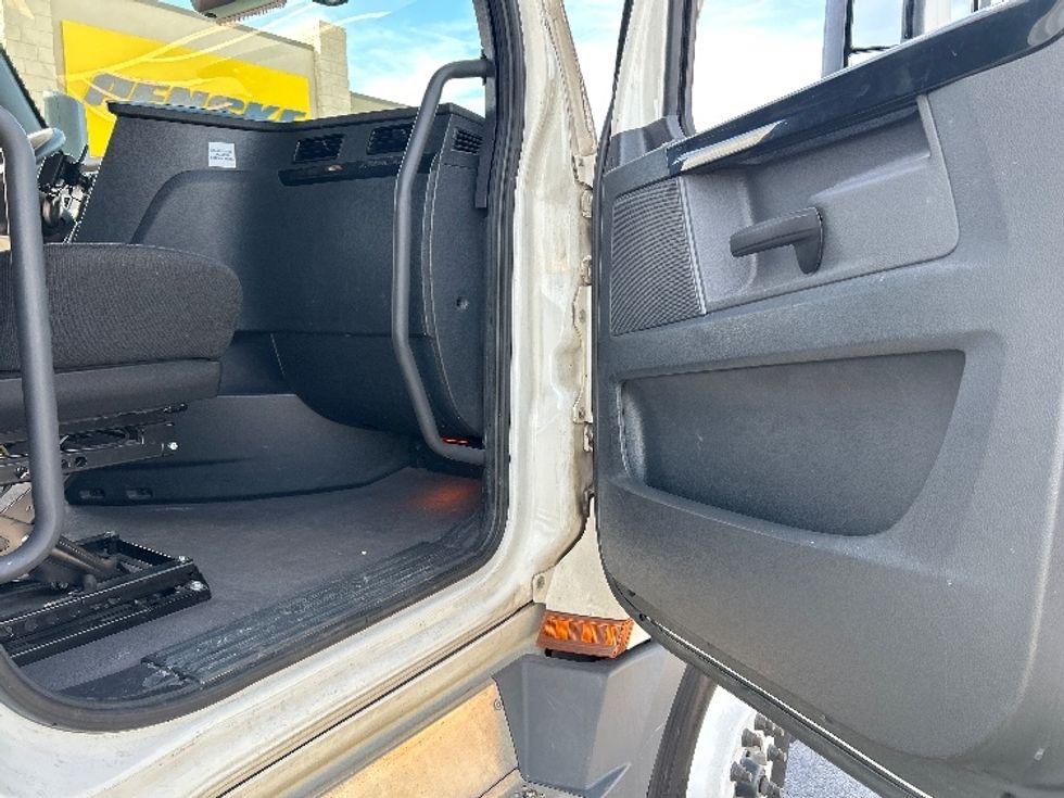 Sleeper Tractor-Heavy Duty Tractors-Freightliner-2023-T12664ST-Phoenix-AZ-748,364\n\t\tmiles-$ 51,750 - Image 13