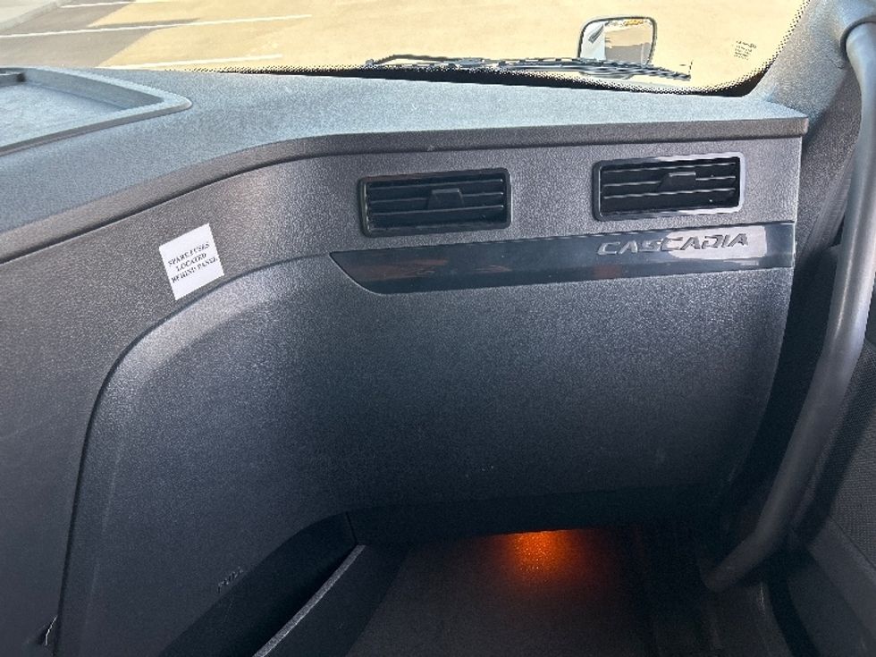 Sleeper Tractor-Heavy Duty Tractors-Freightliner-2023-T12664ST-Phoenix-AZ-748,364\n\t\tmiles-$ 51,750 - Image 14