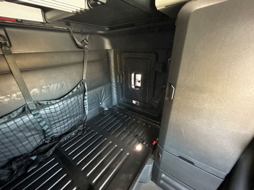 Sleeper Tractor-Heavy Duty Tractors-Freightliner-2023-T12664ST-Phoenix-AZ-748,364\n\t\tmiles-$ 51,750 - Image 17