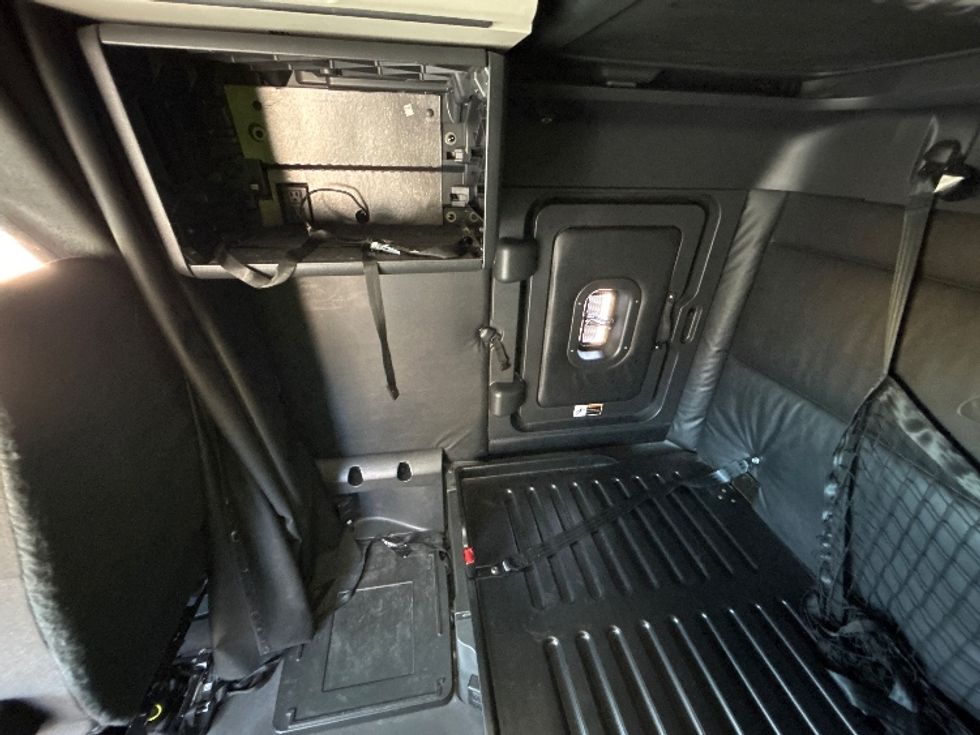 Sleeper Tractor-Heavy Duty Tractors-Freightliner-2023-T12664ST-Phoenix-AZ-748,364\n\t\tmiles-$ 51,750 - Image 19