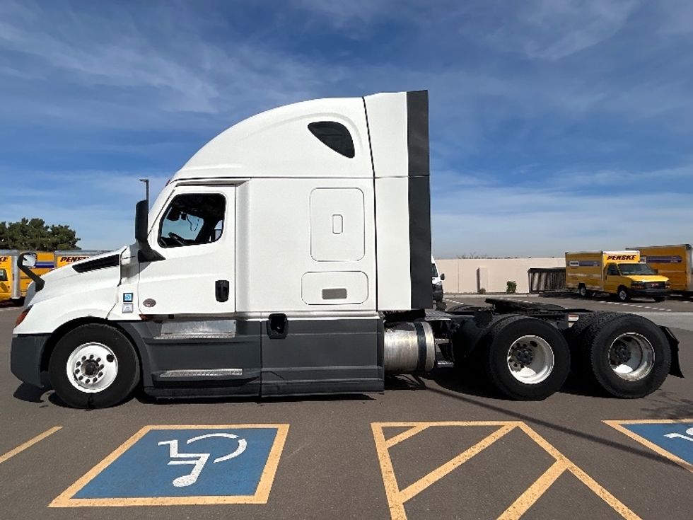 Sleeper Tractor-Heavy Duty Tractors-Freightliner-2023-T12664ST-Phoenix-AZ-748,364\n\t\tmiles-$ 51,750 - Image 4