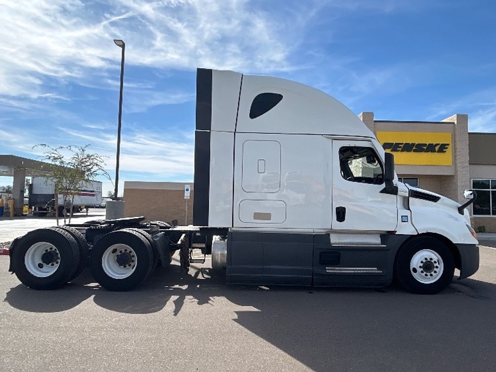 Sleeper Tractor-Heavy Duty Tractors-Freightliner-2023-T12664ST-Phoenix-AZ-748,364\n\t\tmiles-$ 51,750 - Image 8