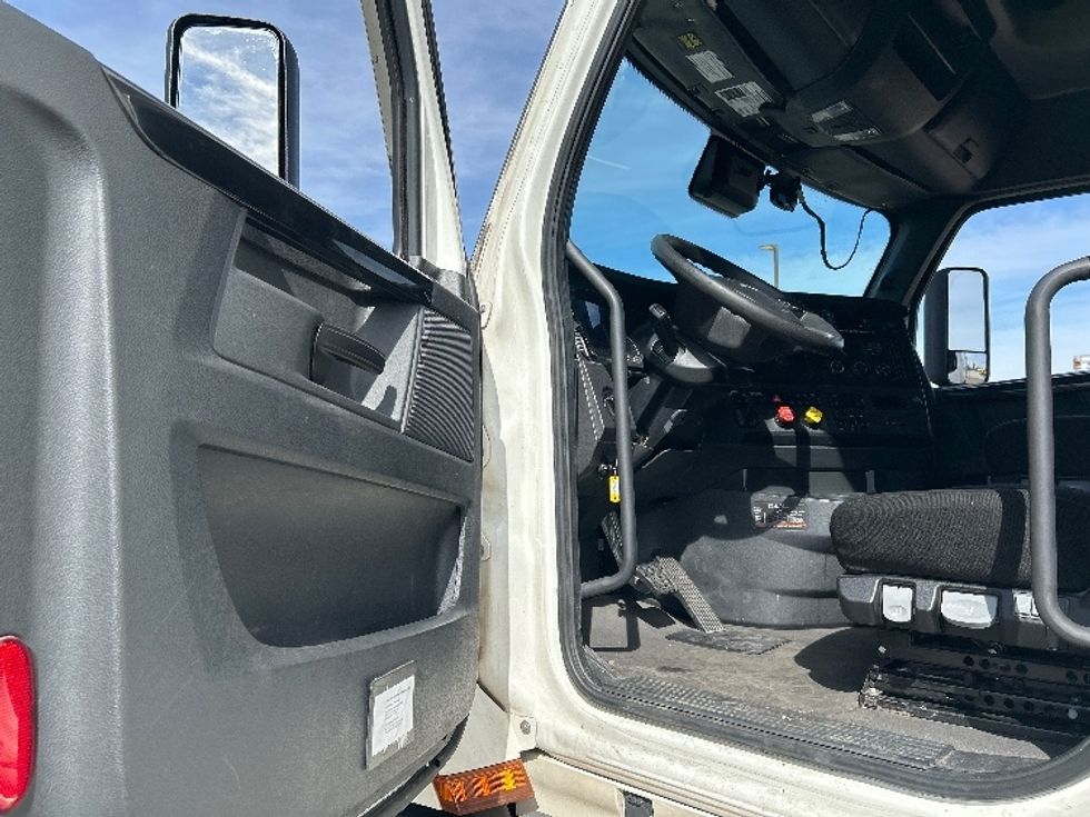 Sleeper Tractor-Heavy Duty Tractors-Freightliner-2023-T12664ST-Phoenix-AZ-748,364\n\t\tmiles-$ 51,750 - Image 9