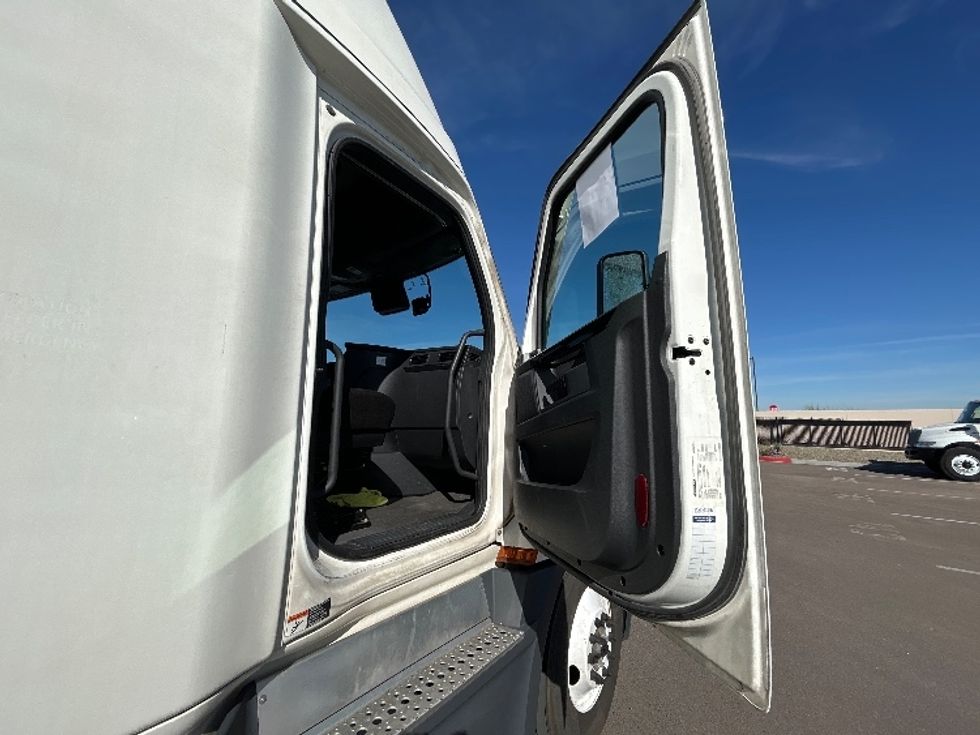 Sleeper Tractor-Heavy Duty Tractors-Freightliner-2023-T12664ST-Phoenix-AZ-751,287\n\t\tmiles-$ 51,250 - Image 13