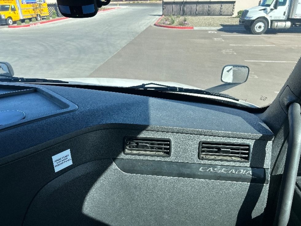 Sleeper Tractor-Heavy Duty Tractors-Freightliner-2023-T12664ST-Phoenix-AZ-751,287\n\t\tmiles-$ 51,250 - Image 14