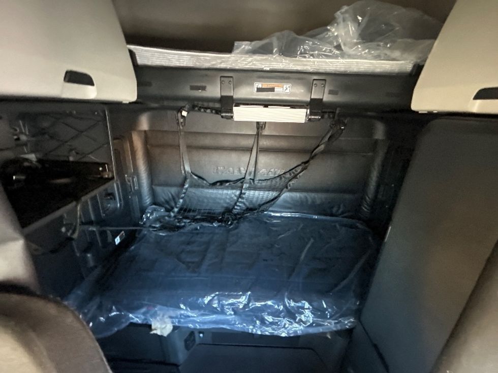 Sleeper Tractor-Heavy Duty Tractors-Freightliner-2023-T12664ST-Phoenix-AZ-751,287\n\t\tmiles-$ 51,250 - Image 16