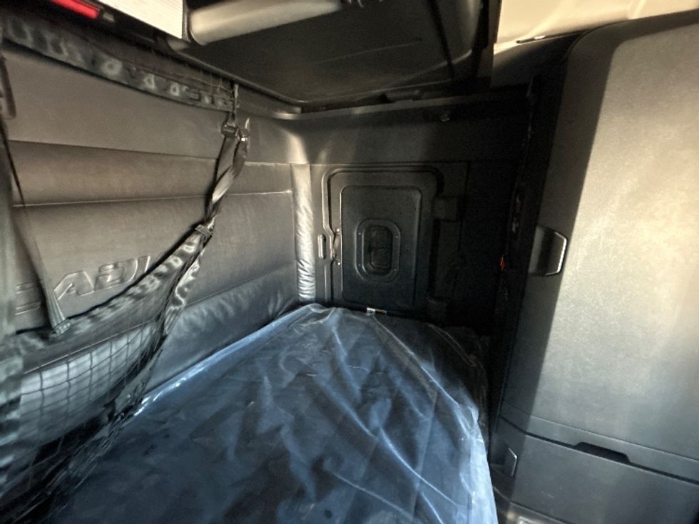 Sleeper Tractor-Heavy Duty Tractors-Freightliner-2023-T12664ST-Phoenix-AZ-751,287\n\t\tmiles-$ 51,250 - Image 18