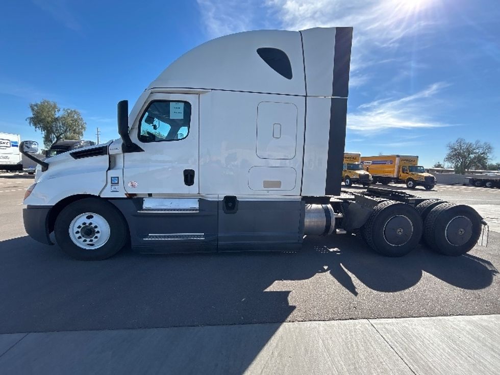 Sleeper Tractor-Heavy Duty Tractors-Freightliner-2023-T12664ST-Phoenix-AZ-751,287\n\t\tmiles-$ 51,250 - Image 4