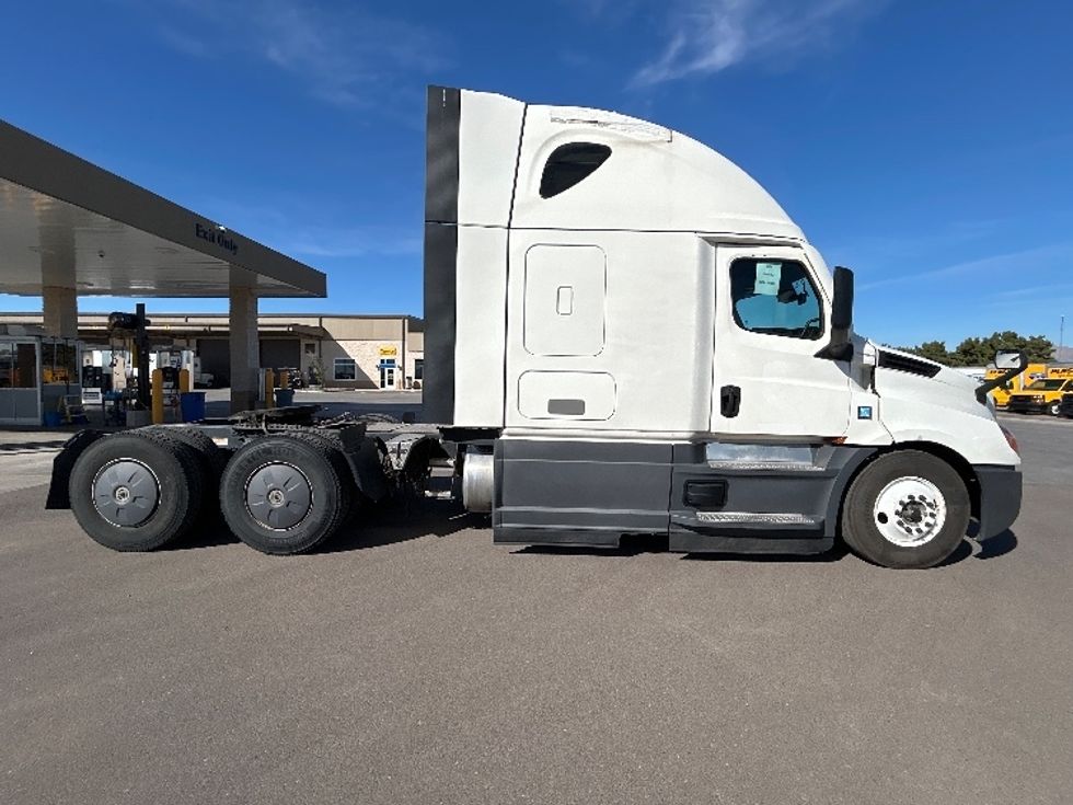 Sleeper Tractor-Heavy Duty Tractors-Freightliner-2023-T12664ST-Phoenix-AZ-751,287\n\t\tmiles-$ 51,250 - Image 8