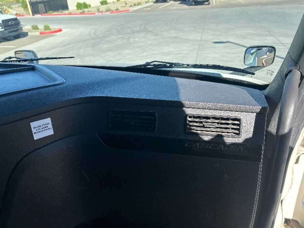 Sleeper Tractor-Heavy Duty Tractors-Freightliner-2023-T12664ST-Phoenix-AZ-761,411\n\t\tmiles-$ 50,250 - Image 14