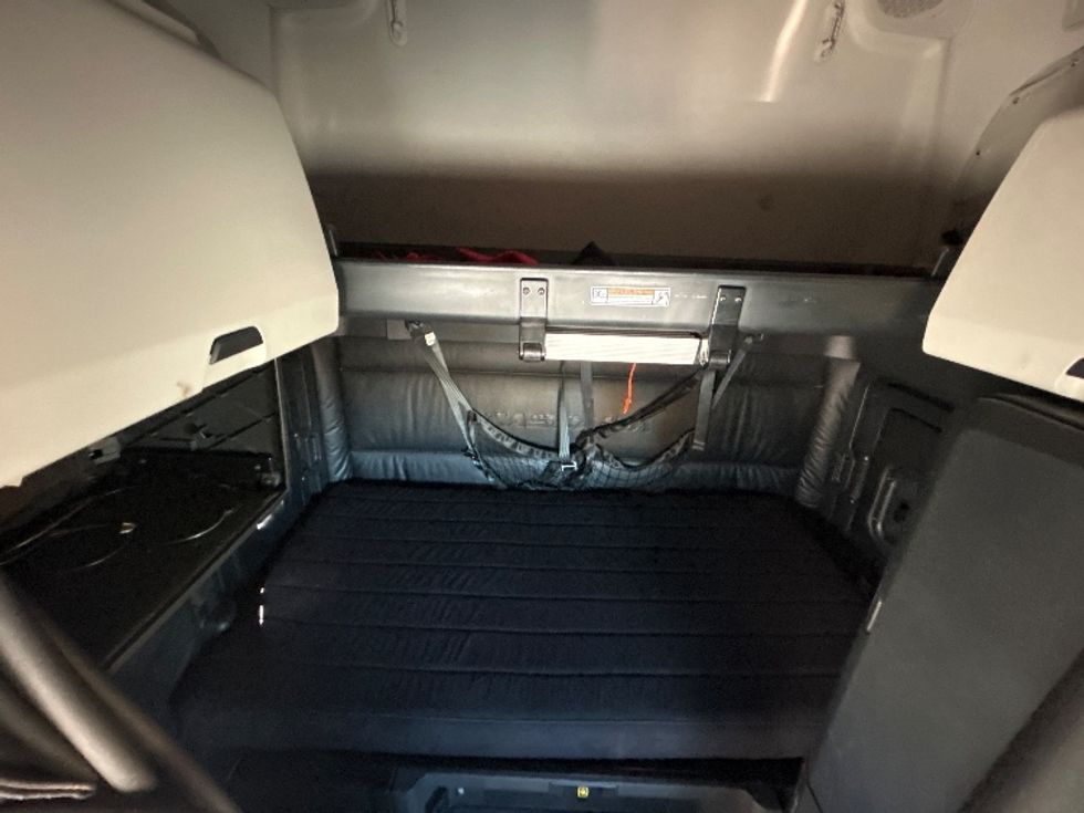 Sleeper Tractor-Heavy Duty Tractors-Freightliner-2023-T12664ST-Phoenix-AZ-761,411\n\t\tmiles-$ 50,250 - Image 16