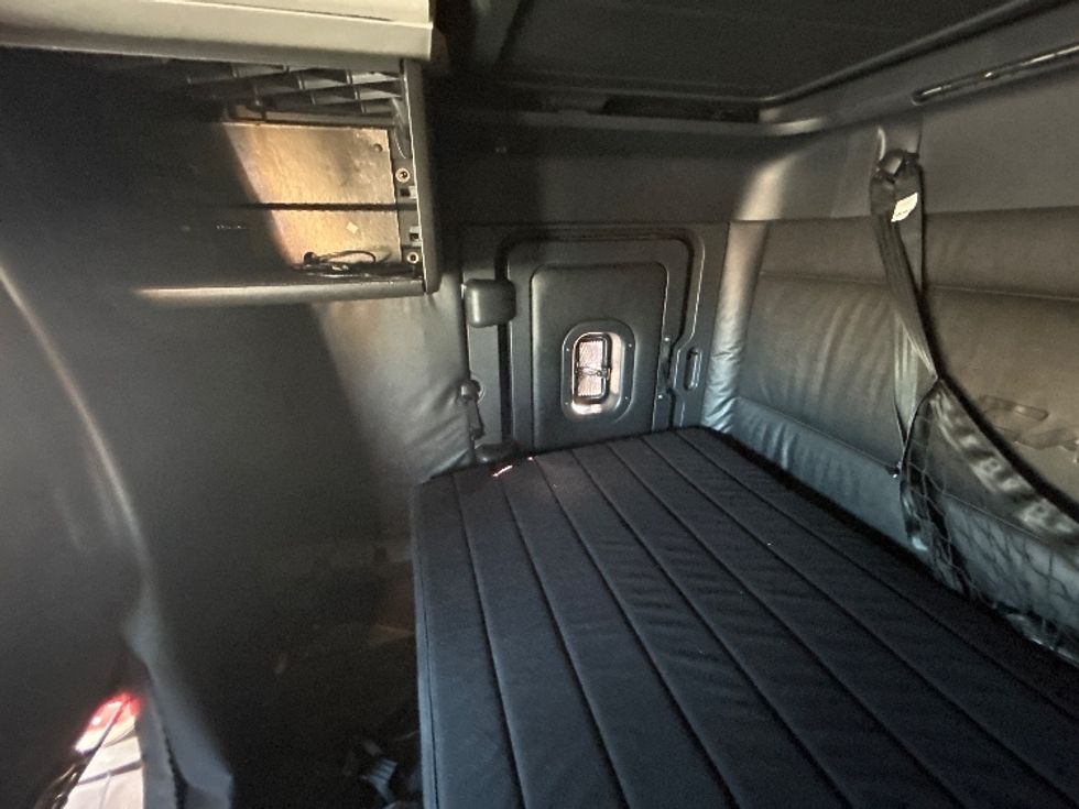 Sleeper Tractor-Heavy Duty Tractors-Freightliner-2023-T12664ST-Phoenix-AZ-761,411\n\t\tmiles-$ 50,250 - Image 19