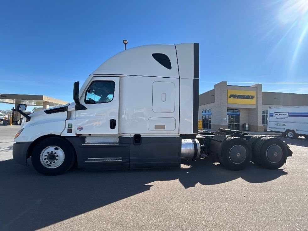 Sleeper Tractor-Heavy Duty Tractors-Freightliner-2023-T12664ST-Phoenix-AZ-761,411\n\t\tmiles-$ 50,250 - Image 4
