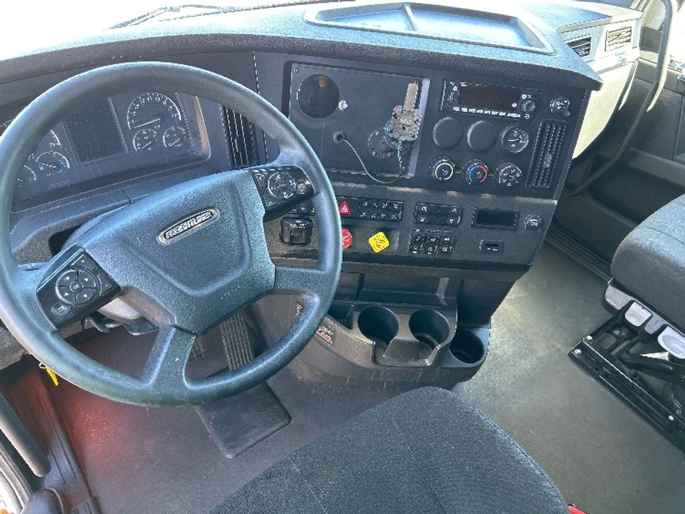 Sleeper Tractor-Heavy Duty Tractors-Freightliner-2023-T12664ST-Phoenix-AZ-881,708\n\t\tmiles-$ 41,500 - Image 11