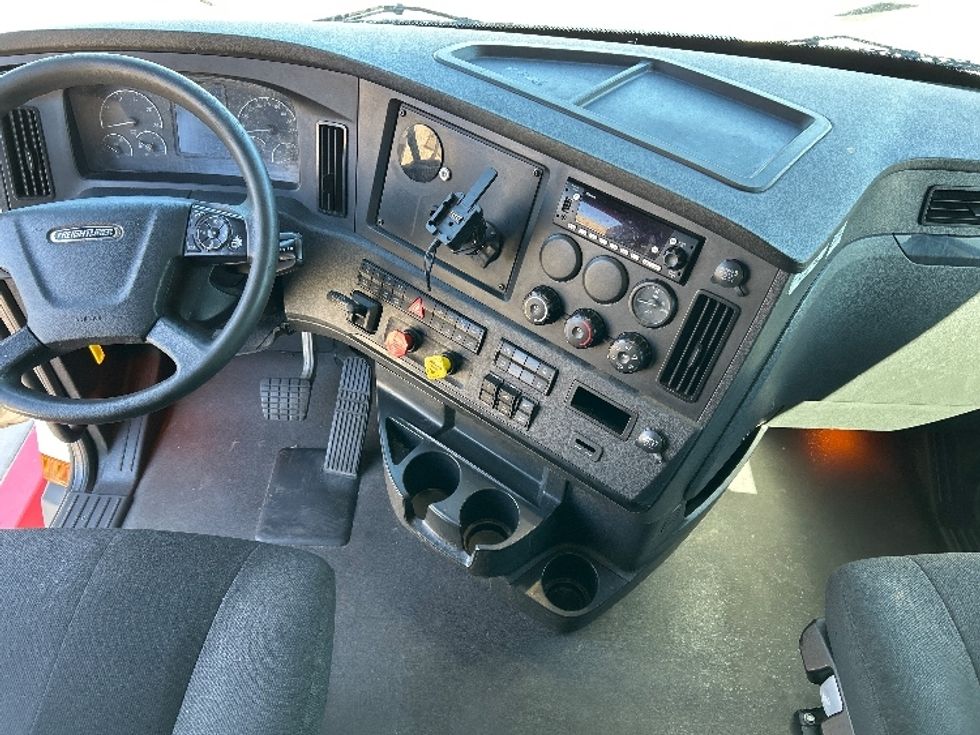 Sleeper Tractor-Heavy Duty Tractors-Freightliner-2023-T12664ST-Phoenix-AZ-881,708\n\t\tmiles-$ 41,500 - Image 12