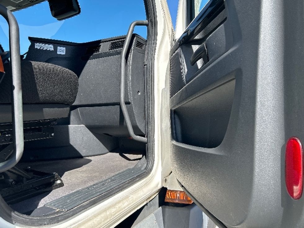 Sleeper Tractor-Heavy Duty Tractors-Freightliner-2023-T12664ST-Phoenix-AZ-881,708\n\t\tmiles-$ 41,500 - Image 13