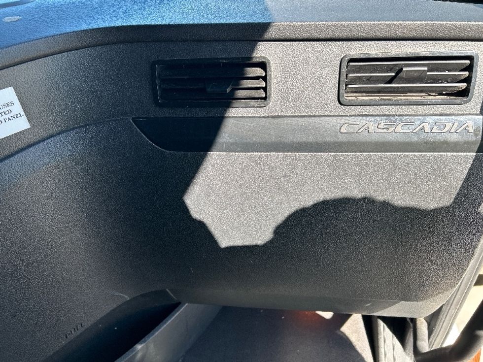 Sleeper Tractor-Heavy Duty Tractors-Freightliner-2023-T12664ST-Phoenix-AZ-881,708\n\t\tmiles-$ 41,500 - Image 14