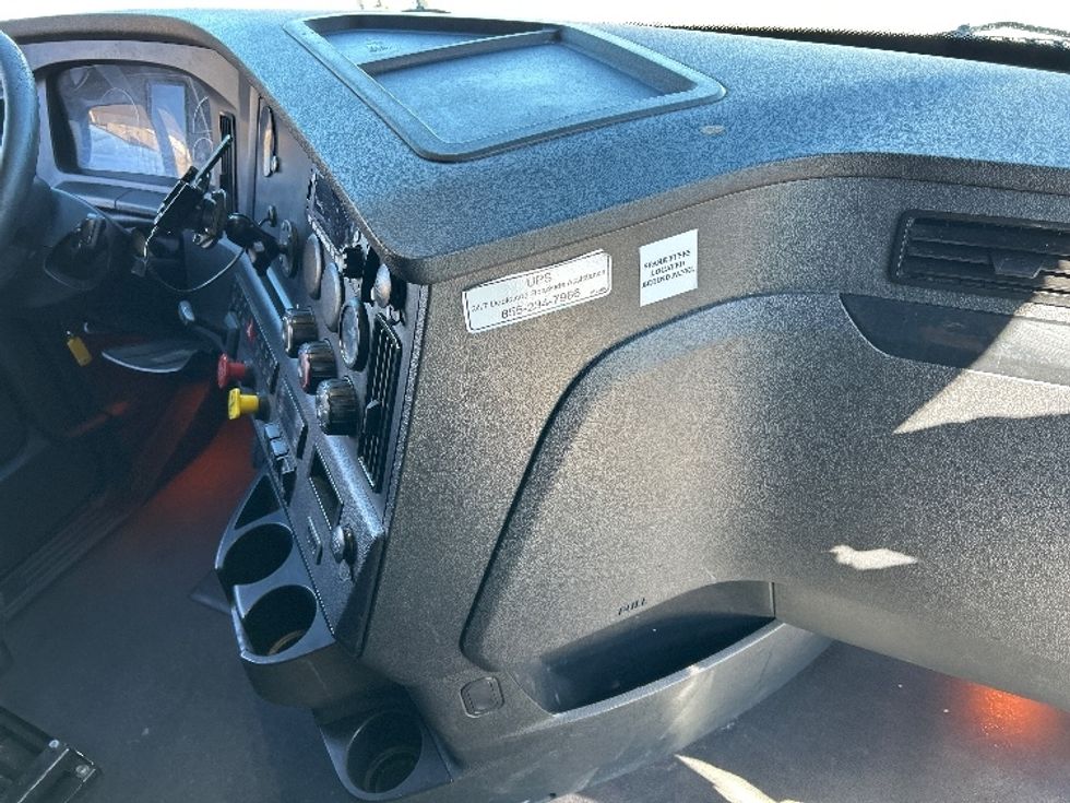 Sleeper Tractor-Heavy Duty Tractors-Freightliner-2023-T12664ST-Phoenix-AZ-881,708\n\t\tmiles-$ 41,500 - Image 15