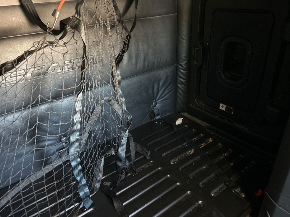 Sleeper Tractor-Heavy Duty Tractors-Freightliner-2023-T12664ST-Phoenix-AZ-881,708\n\t\tmiles-$ 41,500 - Image 17