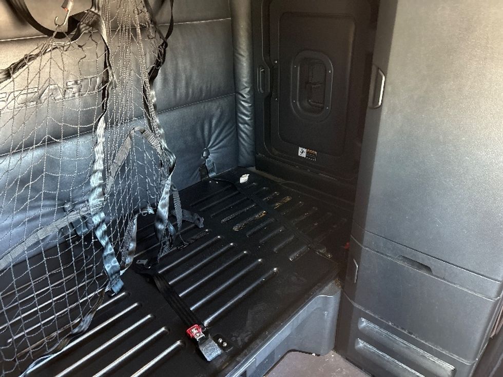 Sleeper Tractor-Heavy Duty Tractors-Freightliner-2023-T12664ST-Phoenix-AZ-881,708\n\t\tmiles-$ 41,500 - Image 18