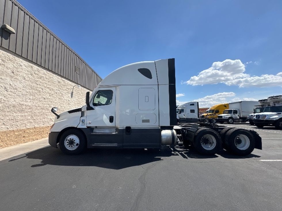 Sleeper Tractor-Heavy Duty Tractors-Freightliner-2023-T12664ST-Phoenix-AZ-881,708\n\t\tmiles-$ 41,500 - Image 4