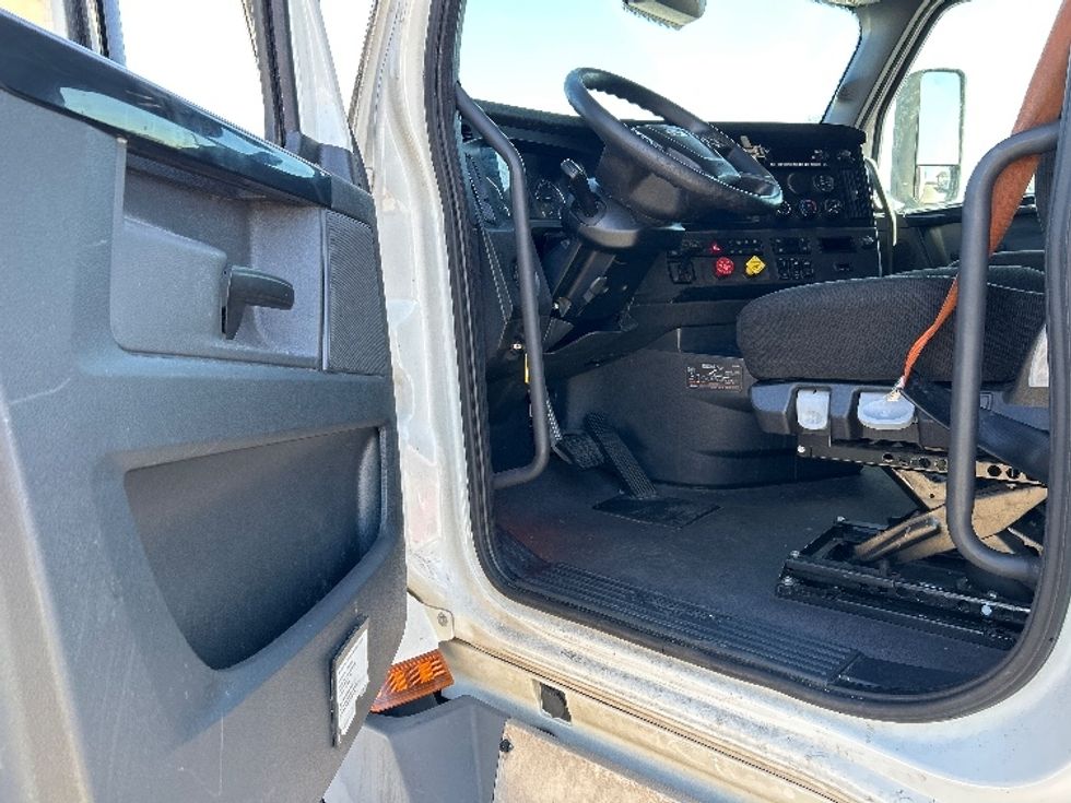 Sleeper Tractor-Heavy Duty Tractors-Freightliner-2023-T12664ST-Phoenix-AZ-881,708\n\t\tmiles-$ 41,500 - Image 9