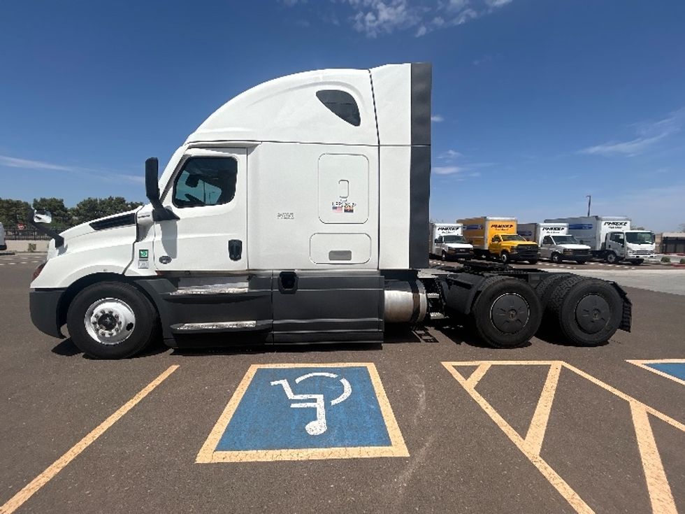 Sleeper Tractor-Heavy Duty Tractors-Freightliner-2023-T12664ST-Phoenix-AZ-929,223\n\t\tmiles-$ 40,750 - Image 4