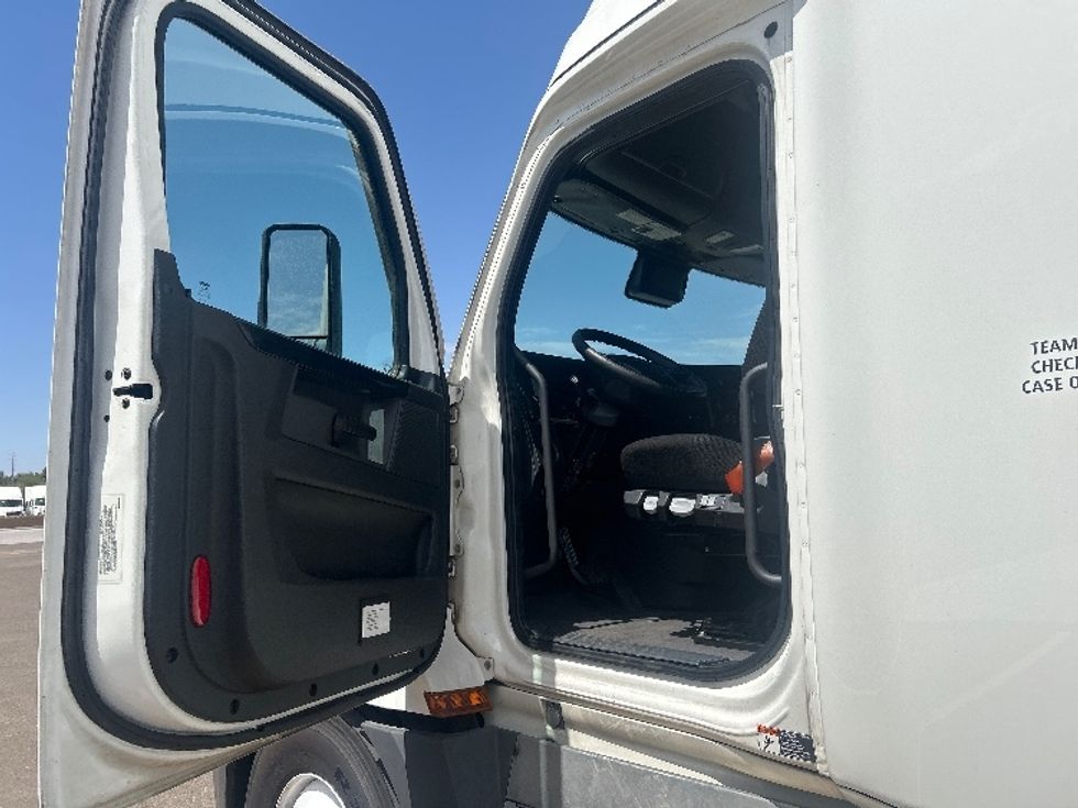 Sleeper Tractor-Heavy Duty Tractors-Freightliner-2023-T12664ST-Phoenix-AZ-929,223\n\t\tmiles-$ 40,750 - Image 9