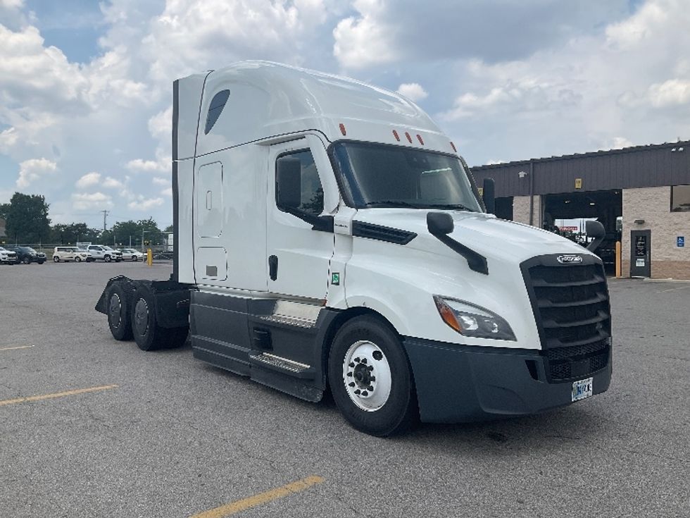 Sleeper Tractor-Heavy Duty Tractors-Freightliner-2023-T12664ST-Piqua-OH-765,392\n\t\tmiles-$ 54,000 - Image 1