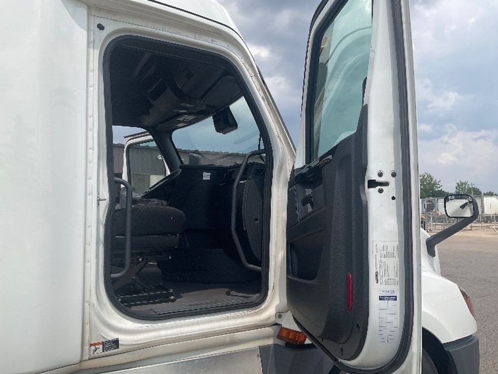 Sleeper Tractor-Heavy Duty Tractors-Freightliner-2023-T12664ST-Piqua-OH-765,392\n\t\tmiles-$ 54,000 - Image 13