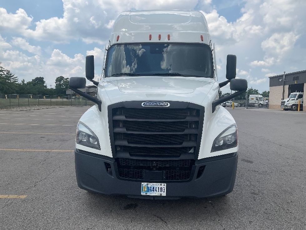 Sleeper Tractor-Heavy Duty Tractors-Freightliner-2023-T12664ST-Piqua-OH-765,392\n\t\tmiles-$ 54,000 - Image 2