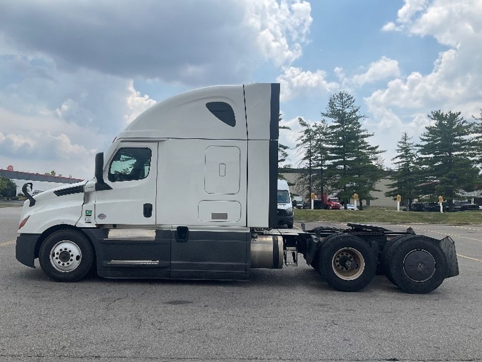 Sleeper Tractor-Heavy Duty Tractors-Freightliner-2023-T12664ST-Piqua-OH-765,392\n\t\tmiles-$ 54,000 - Image 4