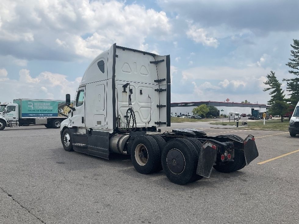 Sleeper Tractor-Heavy Duty Tractors-Freightliner-2023-T12664ST-Piqua-OH-765,392\n\t\tmiles-$ 54,000 - Image 5