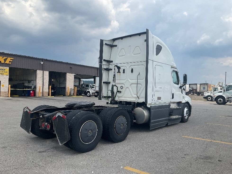 Sleeper Tractor-Heavy Duty Tractors-Freightliner-2023-T12664ST-Piqua-OH-765,392\n\t\tmiles-$ 54,000 - Image 7