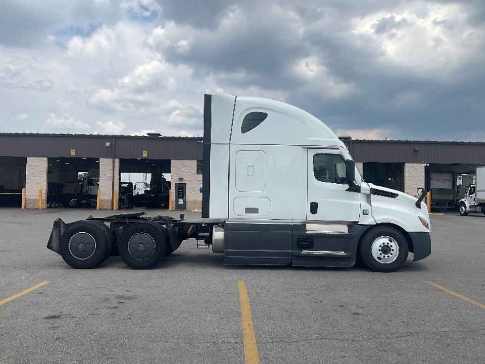 Sleeper Tractor-Heavy Duty Tractors-Freightliner-2023-T12664ST-Piqua-OH-765,392\n\t\tmiles-$ 54,000 - Image 8