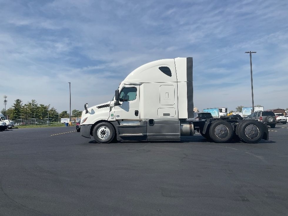 Sleeper Tractor-Heavy Duty Tractors-Freightliner-2023-T12664ST-Piqua-OH-768,311\n\t\tmiles-$ 56,250 - Image 4