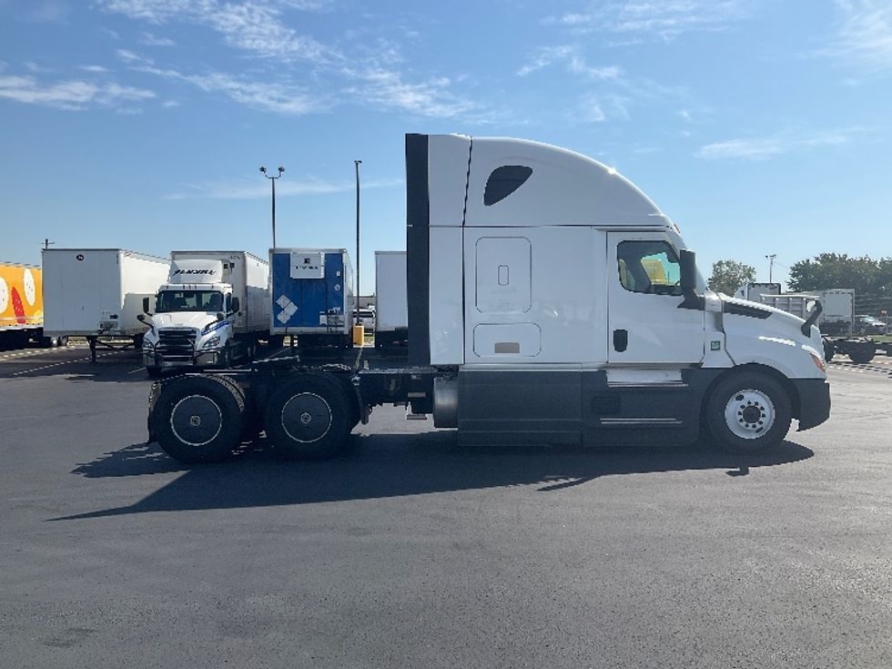 Sleeper Tractor-Heavy Duty Tractors-Freightliner-2023-T12664ST-Piqua-OH-768,311\n\t\tmiles-$ 56,250 - Image 8