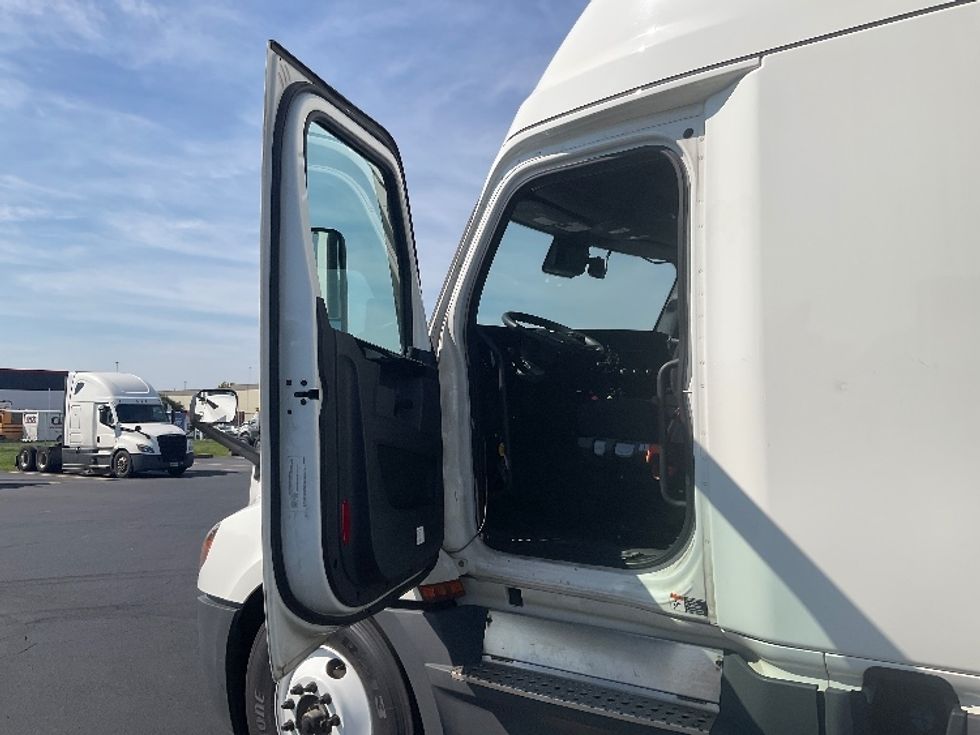 Sleeper Tractor-Heavy Duty Tractors-Freightliner-2023-T12664ST-Piqua-OH-768,311\n\t\tmiles-$ 56,250 - Image 9