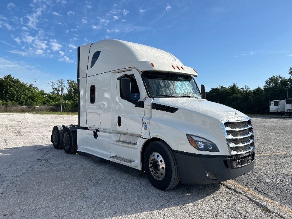 Sleeper Tractor-Heavy Duty Tractors-Freightliner-2023-T12664ST-Plant City-FL-561,595\n\t\tmiles-$ 66,500 - Image 1