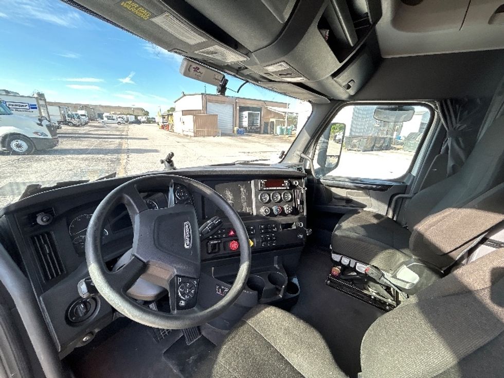 Sleeper Tractor-Heavy Duty Tractors-Freightliner-2023-T12664ST-Plant City-FL-561,595\n\t\tmiles-$ 66,500 - Image 10
