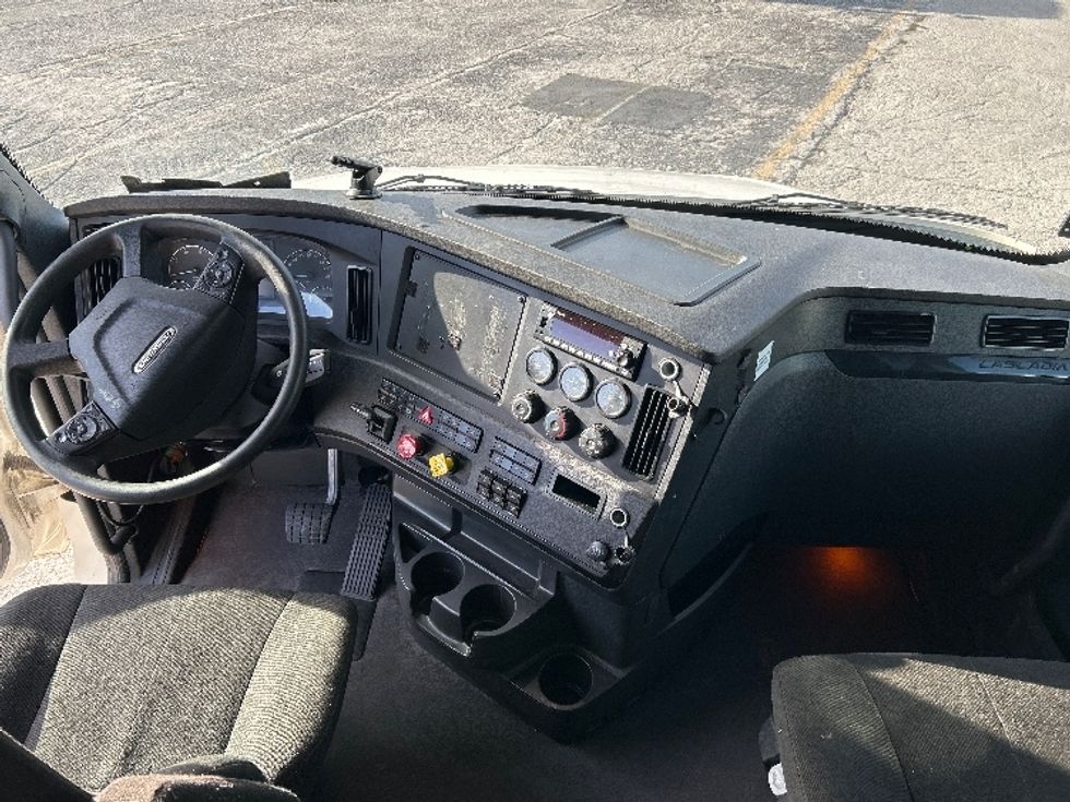 Sleeper Tractor-Heavy Duty Tractors-Freightliner-2023-T12664ST-Plant City-FL-561,595\n\t\tmiles-$ 66,500 - Image 12
